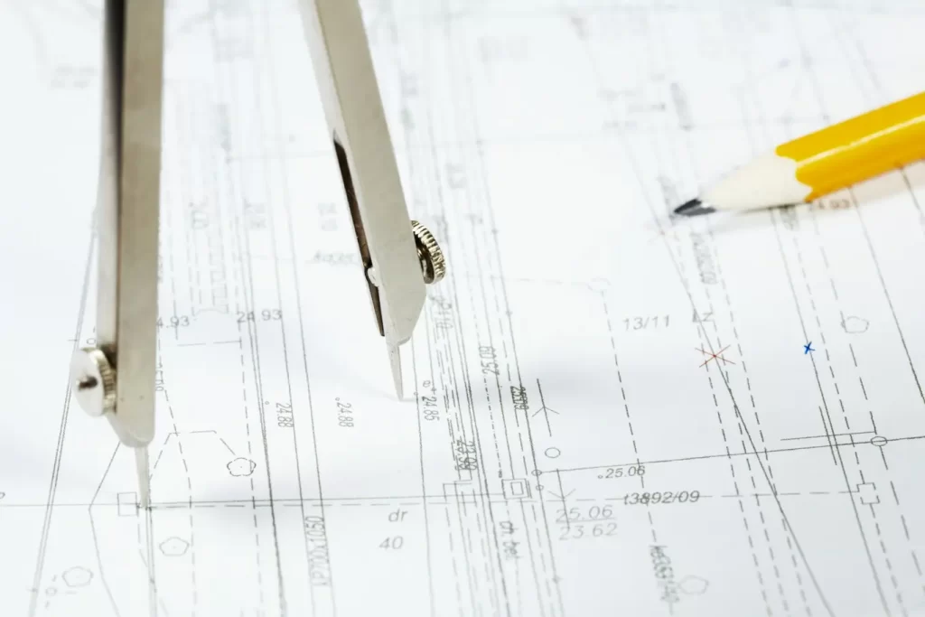 cyrkiel i ołówek na mapie